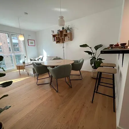Naehe Messe: Zentrale Mit Balkon Und Loggia Lägenhet